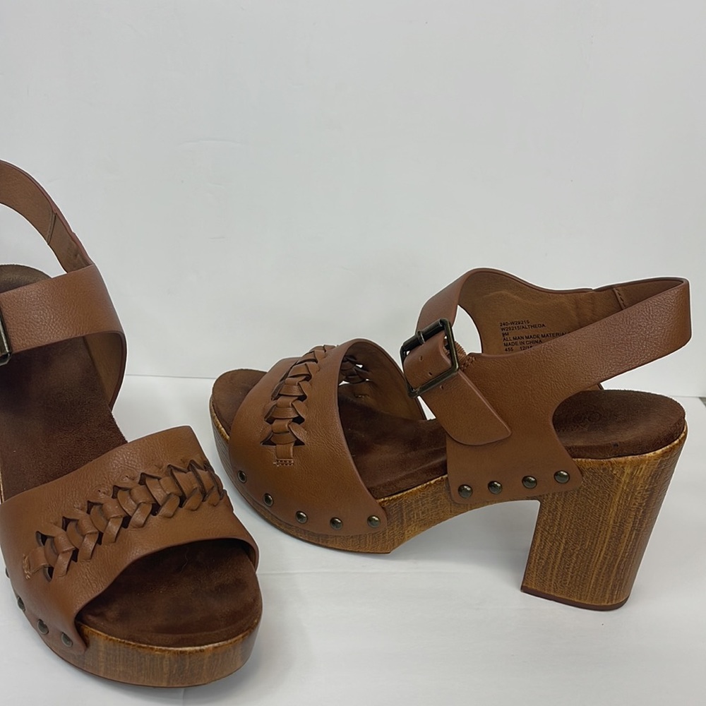 White Mountain “Footbeds” Chunky Heel Sandal Size 9
